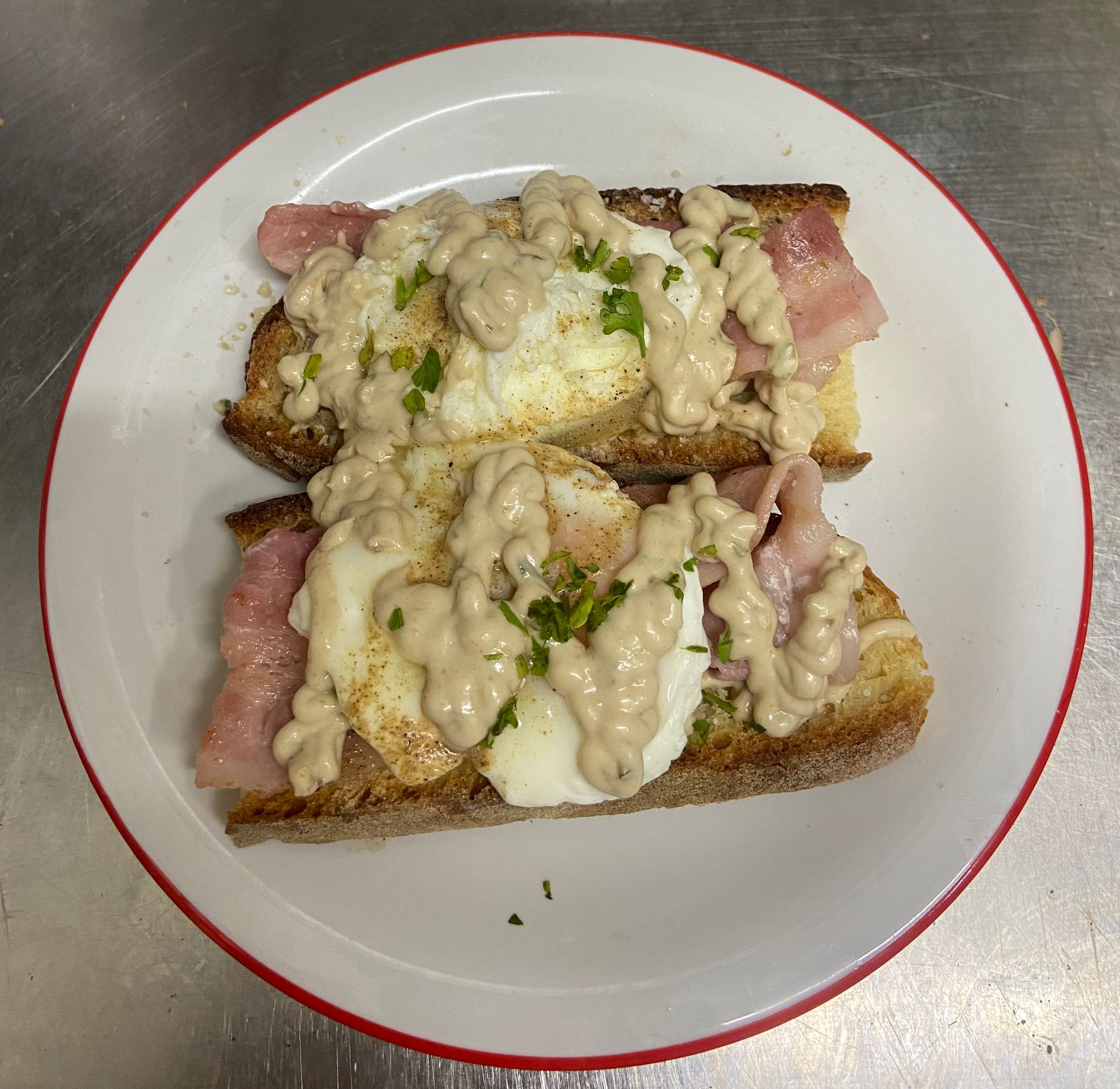 eggs benedict: pane tostato, uova poché, bacon, salsa mediterranea