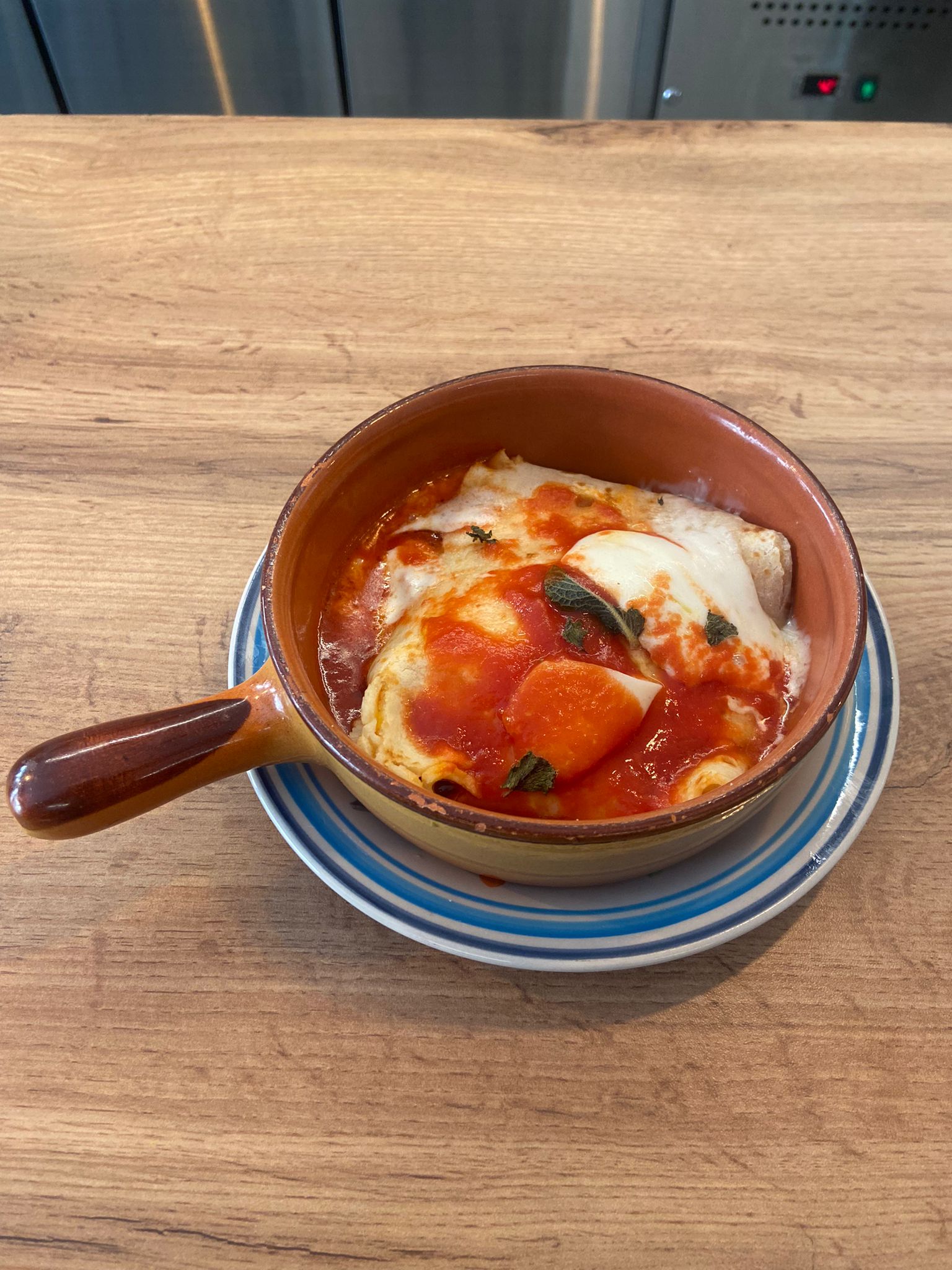 crepe mediterranea: pomodoro, mozzarella, basilico, pesto melanzana